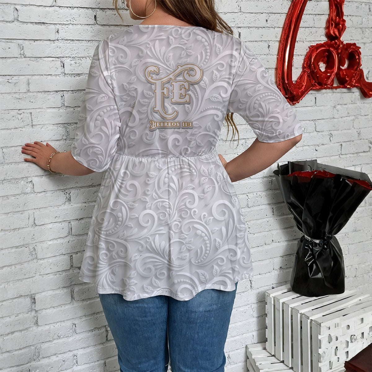 Blusa blanca con cuello en V y dobladillo asimétrico para mujer, con estampado de volutas "Fe Hebreos 11:1"